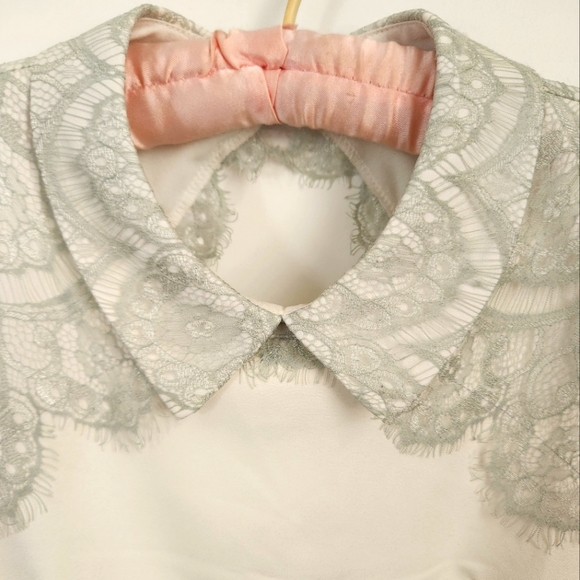 Lace dress with collar and key hole back. Size Small. - Picture 5 of 11